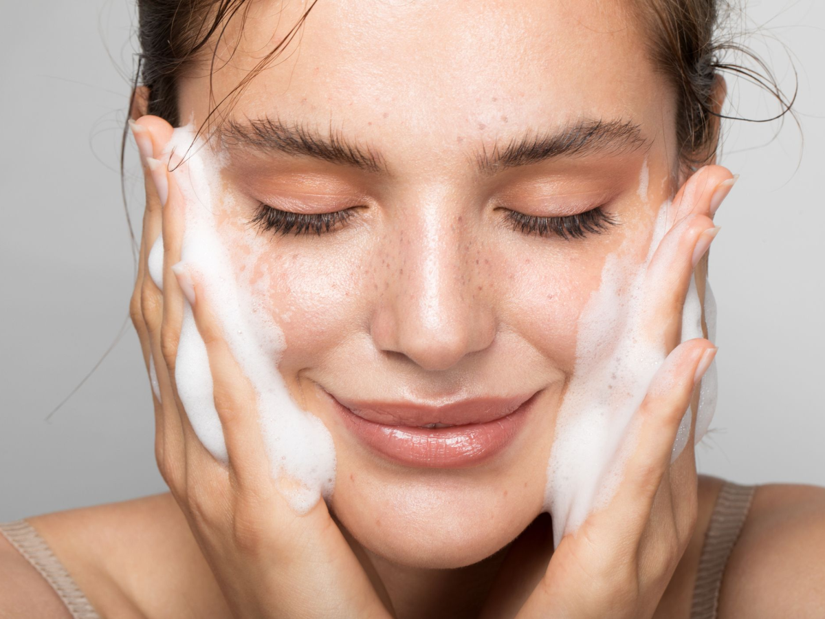 The Ultimate Guide to Skincare Routines: Day and Night Rituals